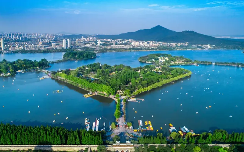 Озеро Сюаньу (玄武湖)